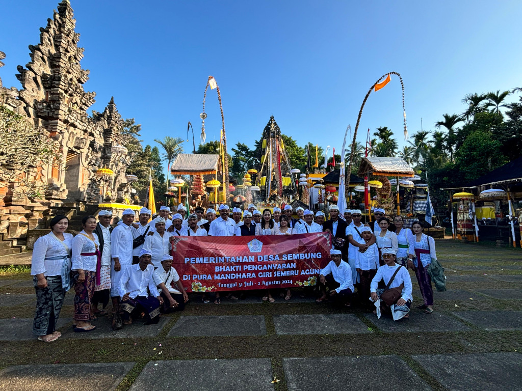 Pelaksanaan Kegiatan Bhakti Penganyaran Pemerintahan Desa Sembung di Pura Mandara Giri Semeru Agung